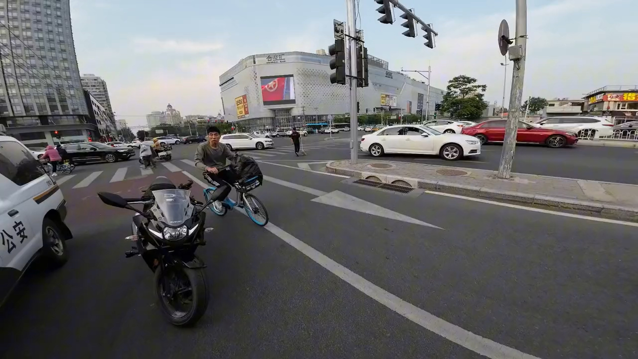 京B摩托车在三环辅路图片