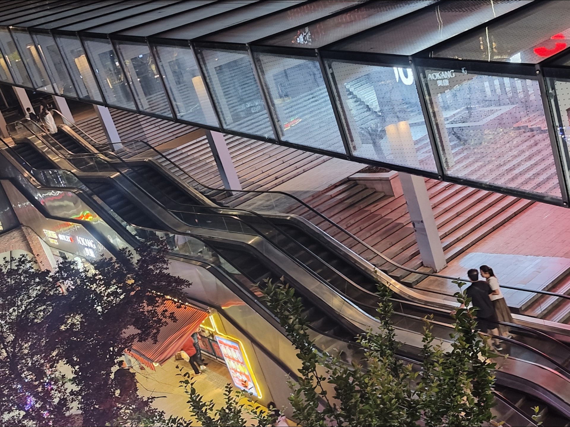 城市广场平直扶梯