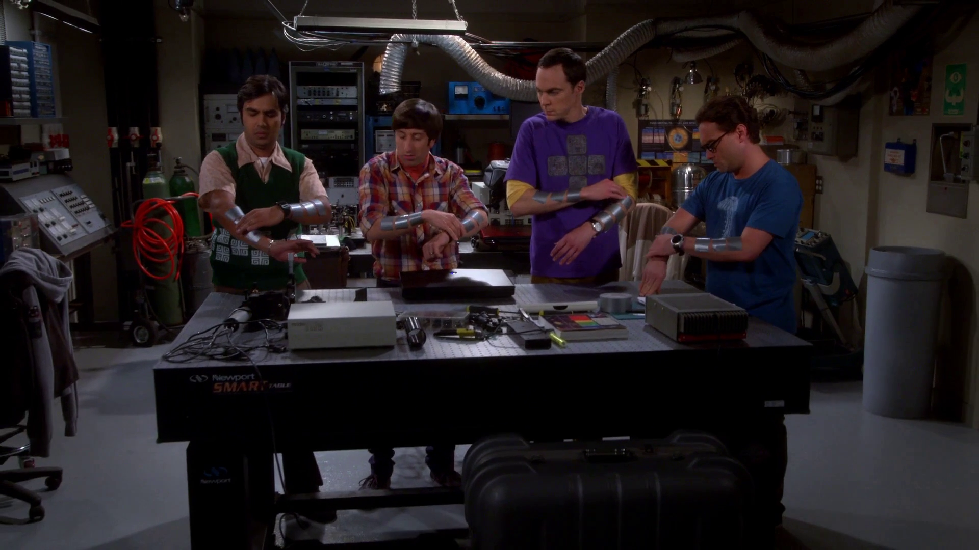 生活大爆炸:莱纳德四人为了集中精神悬梁刺股,最后被迫同流合污