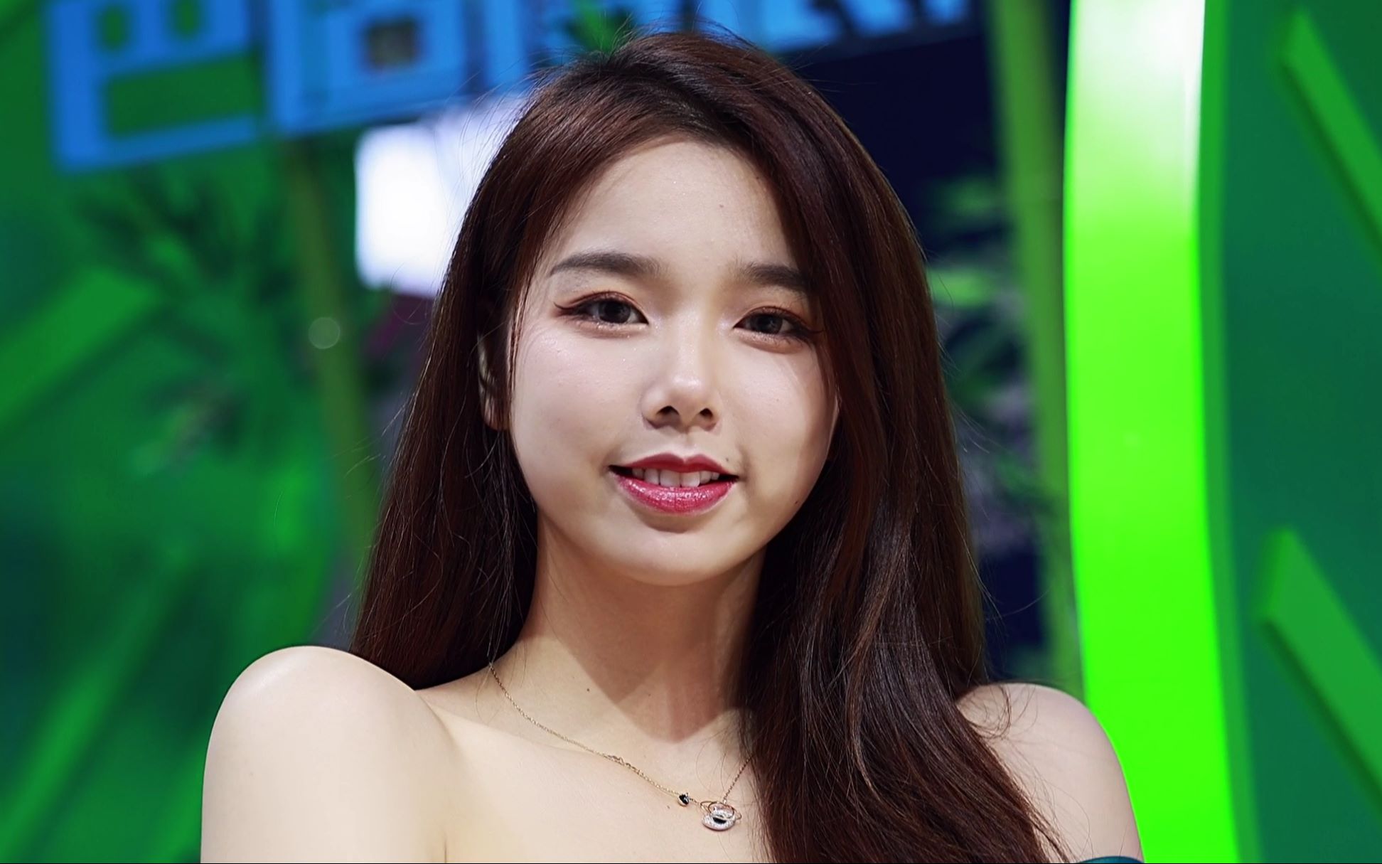 经不经典我不管我就喜欢这一款美女车模小六