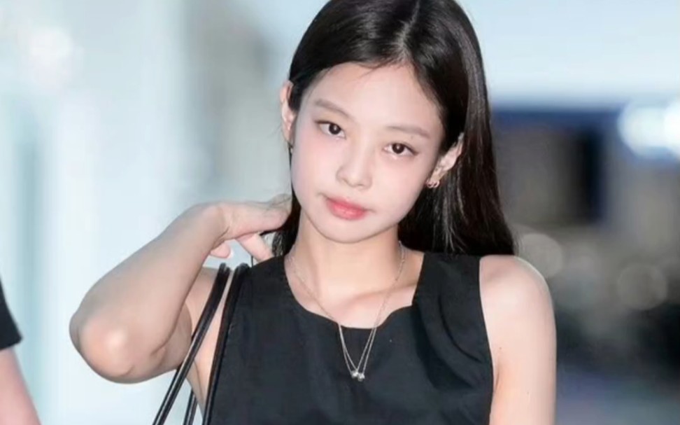 【JENNIE】最新机场图!救命金珍妮用美貌鲨人!!哔哩哔哩bilibili