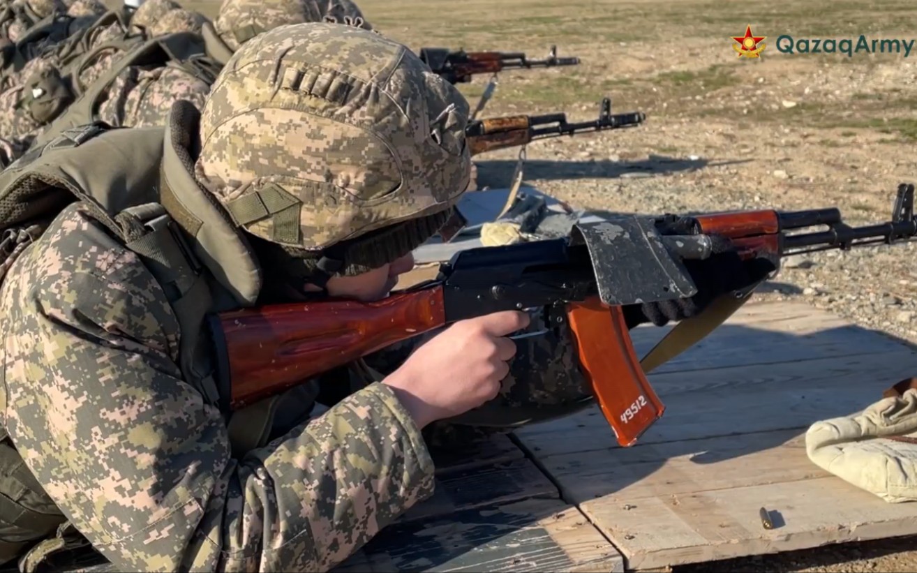 士兵使用ak74突击步枪射击训练