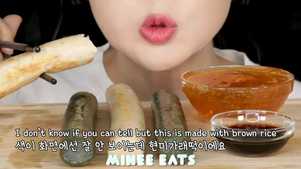 [图]【Minee Eats】超大年糕蘸米糖浆