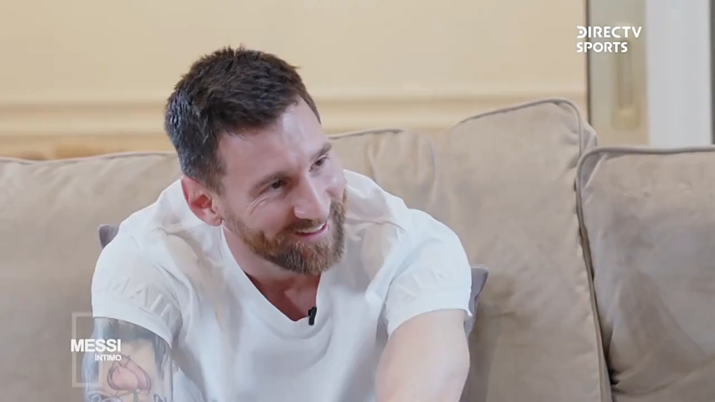 记者采访梅西,记者落泪,梅西不知所措摸摸记者的手安慰他.