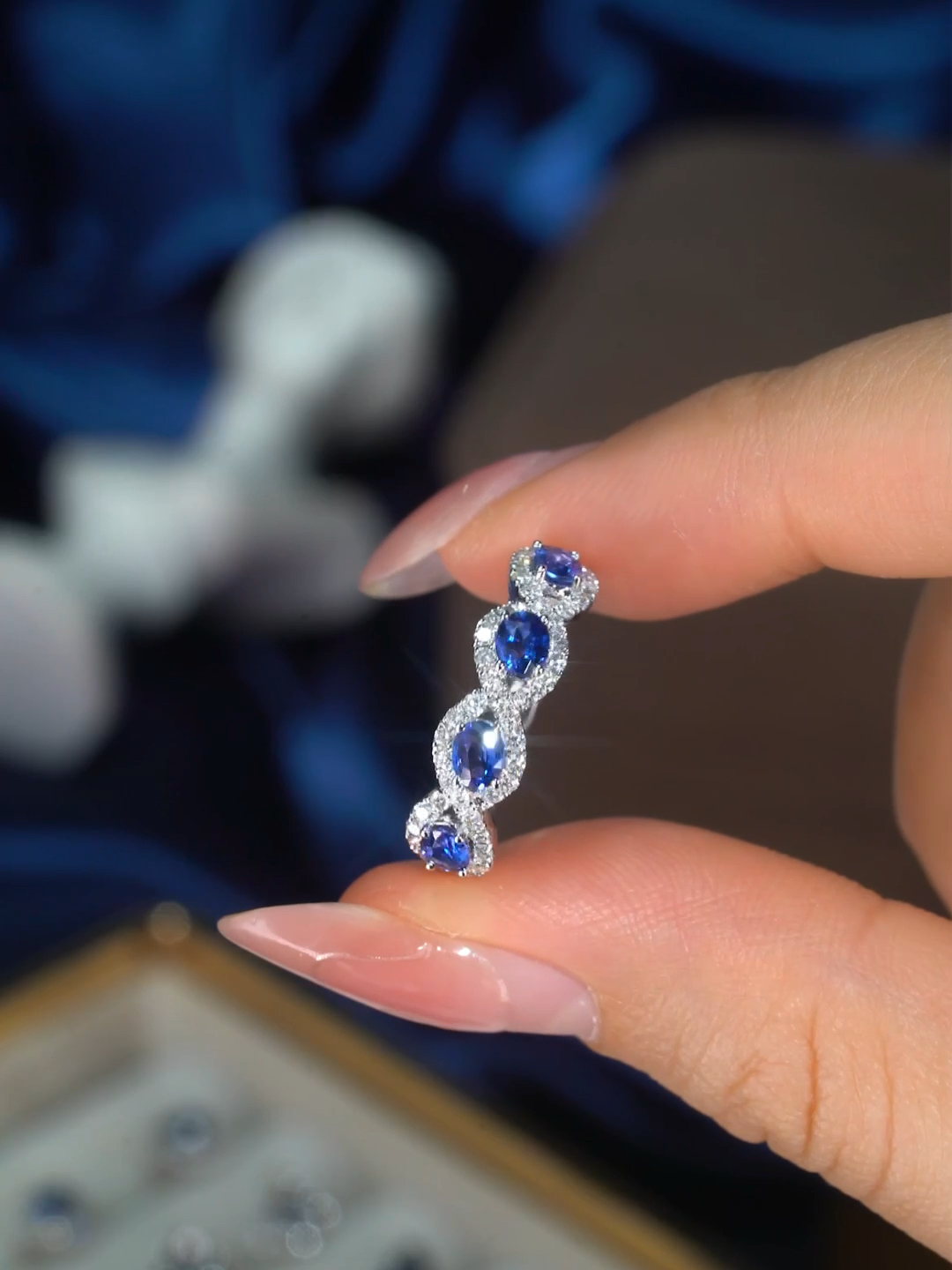 这枚蓝宝石钻石排戒真的深得我心简约百搭的款式 适配度非常高给人一