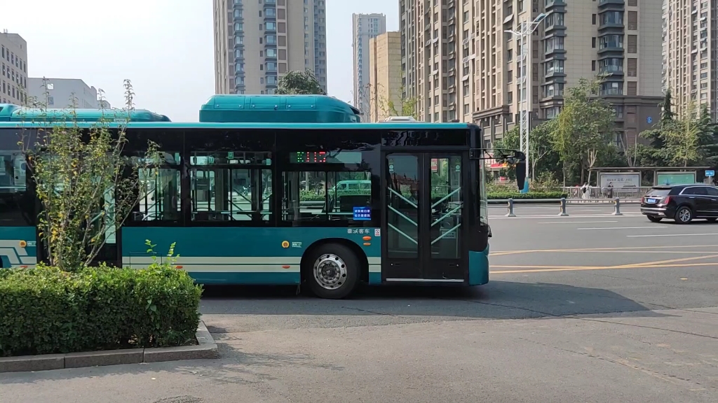 漂亮的大公交~济南豪沃客车