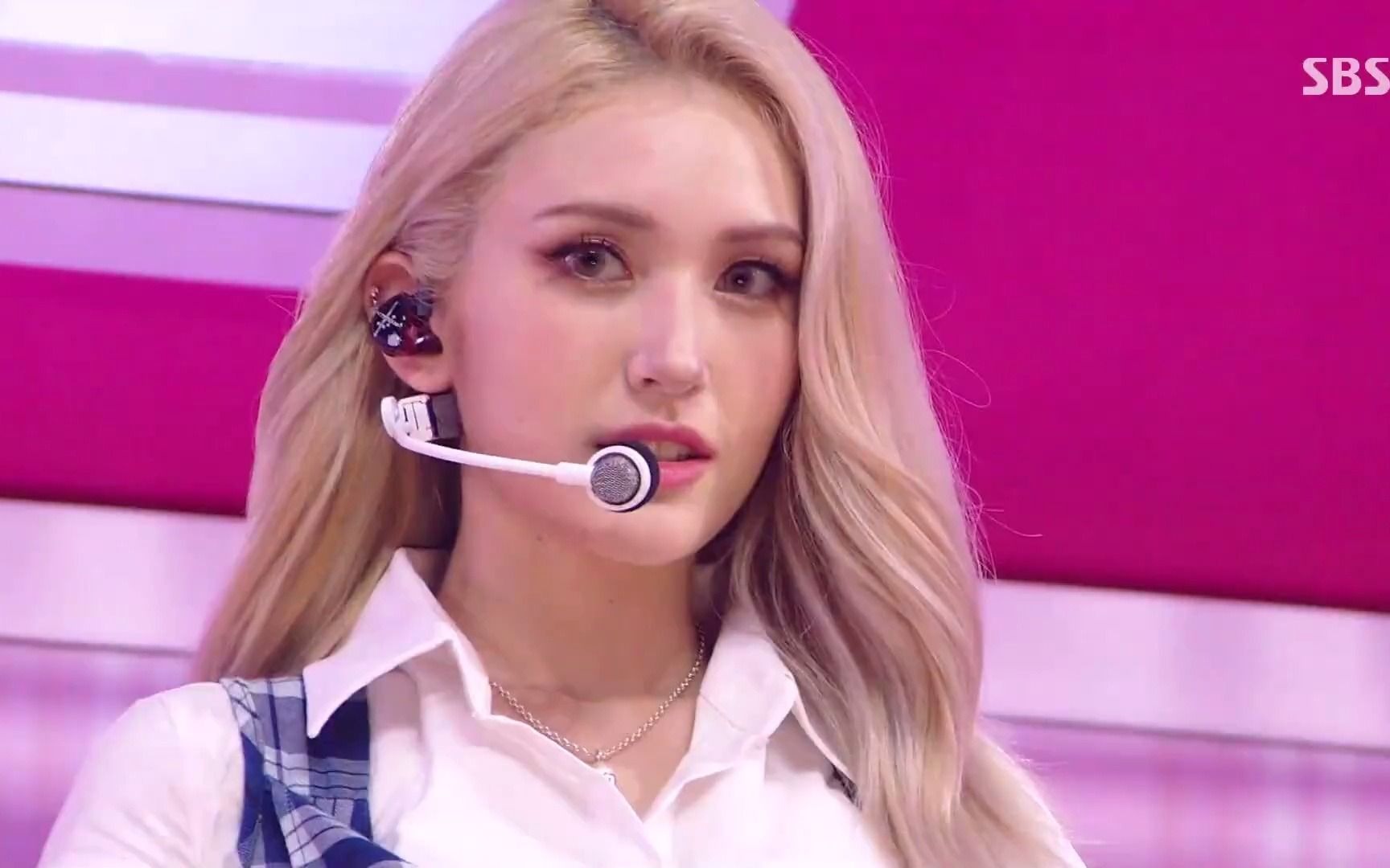 somi《dumb dumb》回归初舞台