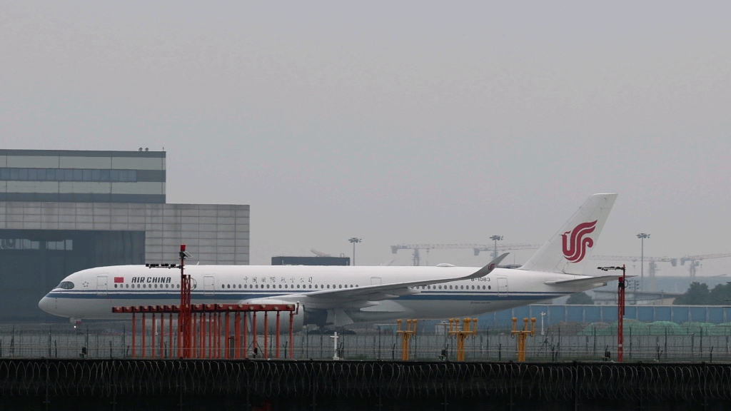 国航a359缓缓滑行进港