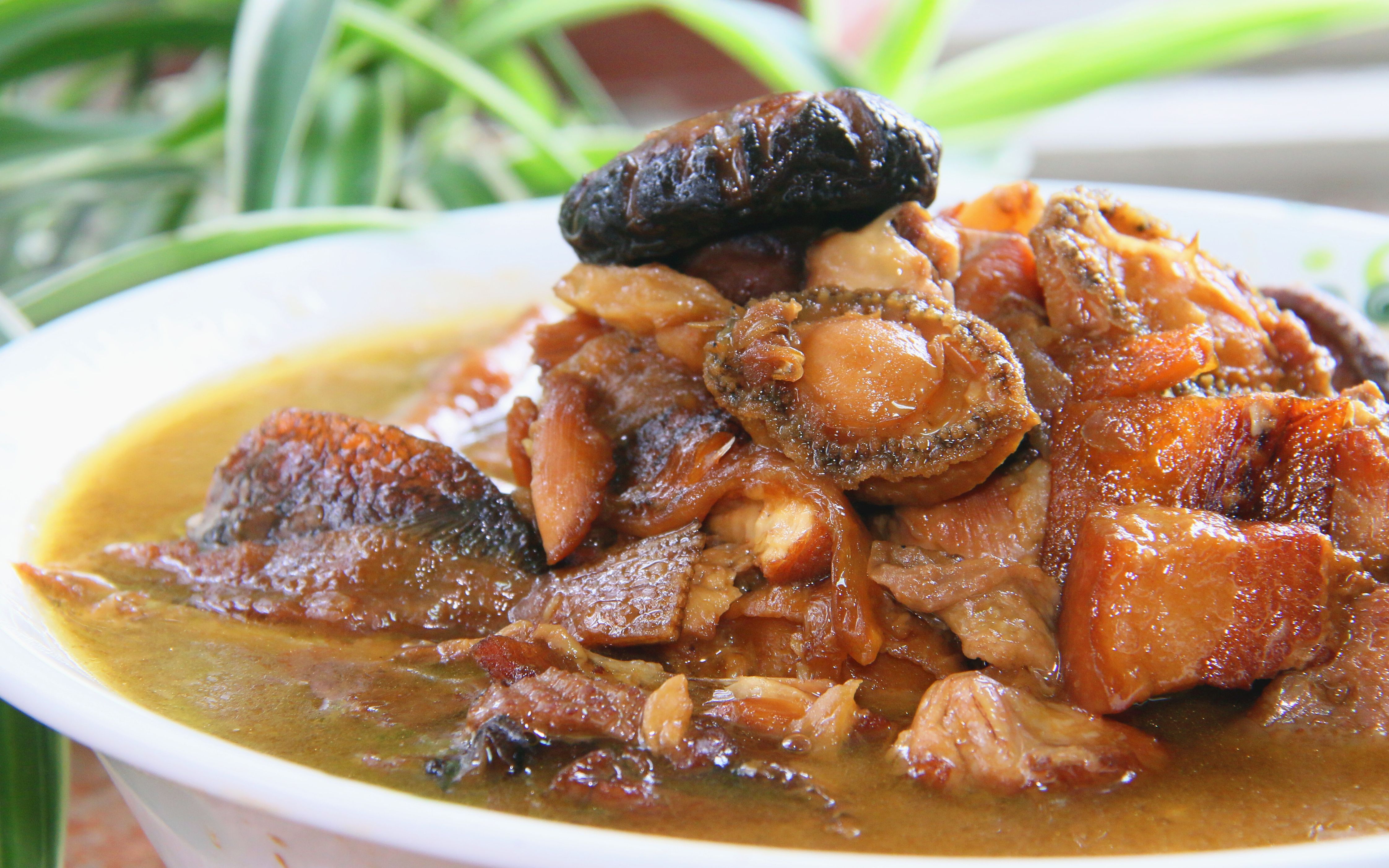 潮汕版鲍鱼五花肉焖鸡,汁浓味鲜,入口嫩滑,一锅不够吃,太香了