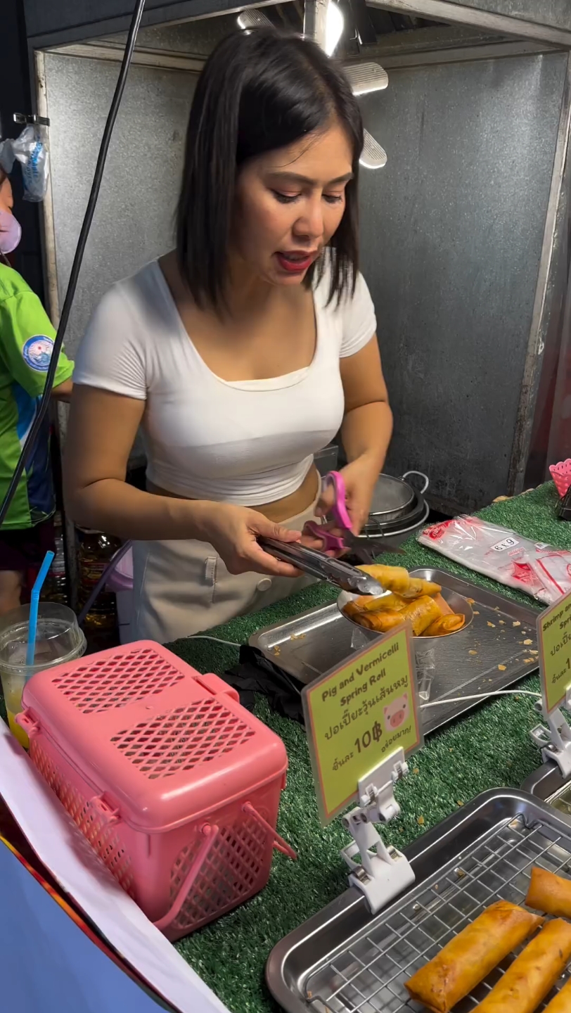 泰国路边摊街头美食芭提雅夜市炸春卷