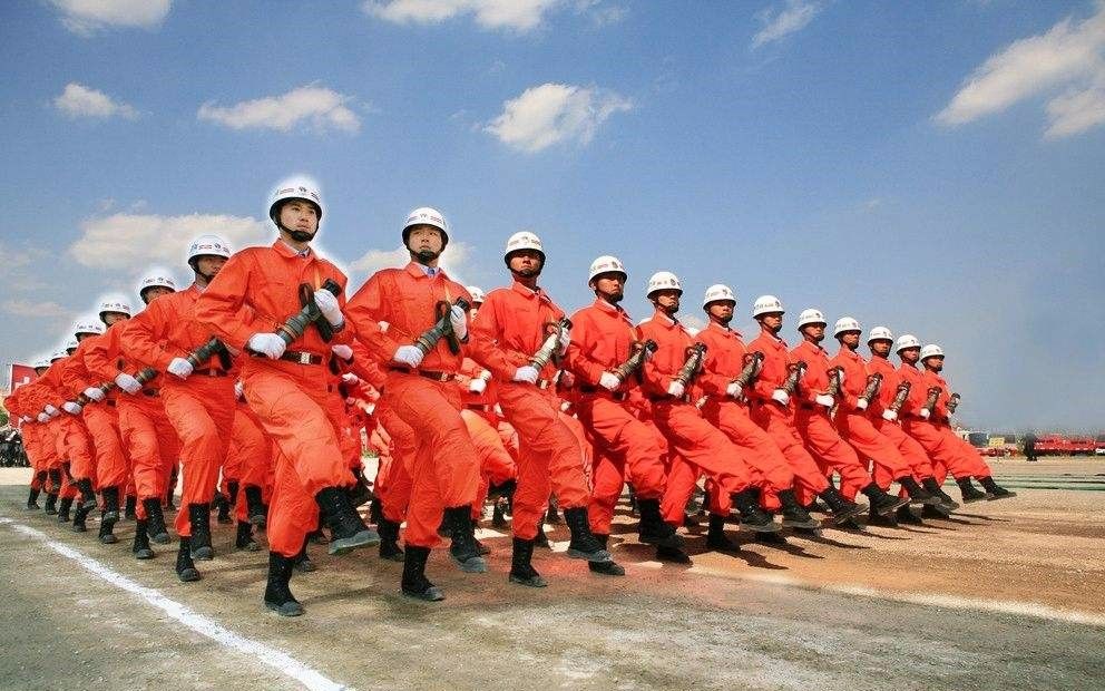 迈着整齐的步伐穿着救援的服装消防兵的阅兵仪式你见过吗