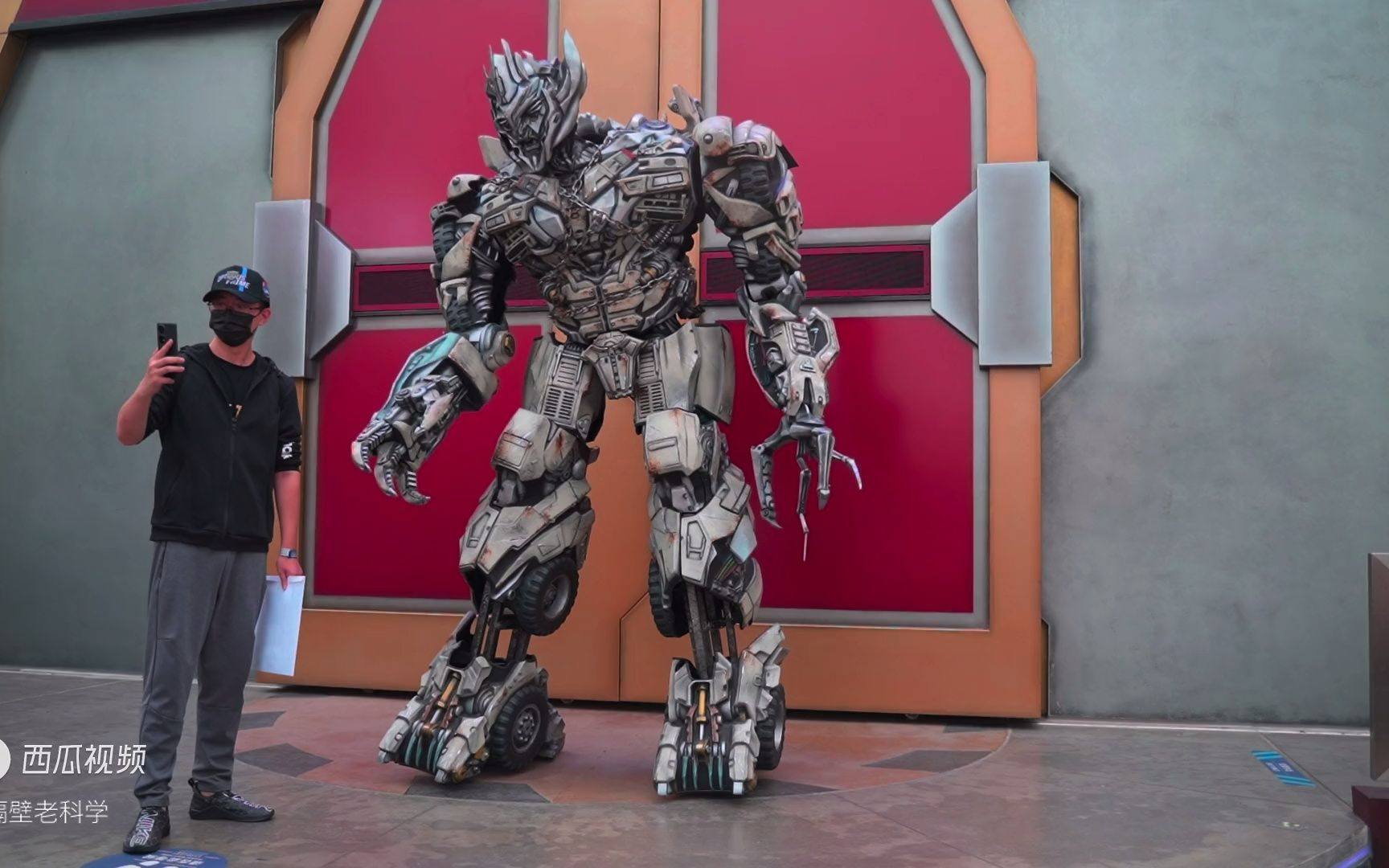 环球影城:满嘴骚话威震天 相声大师霸天虎