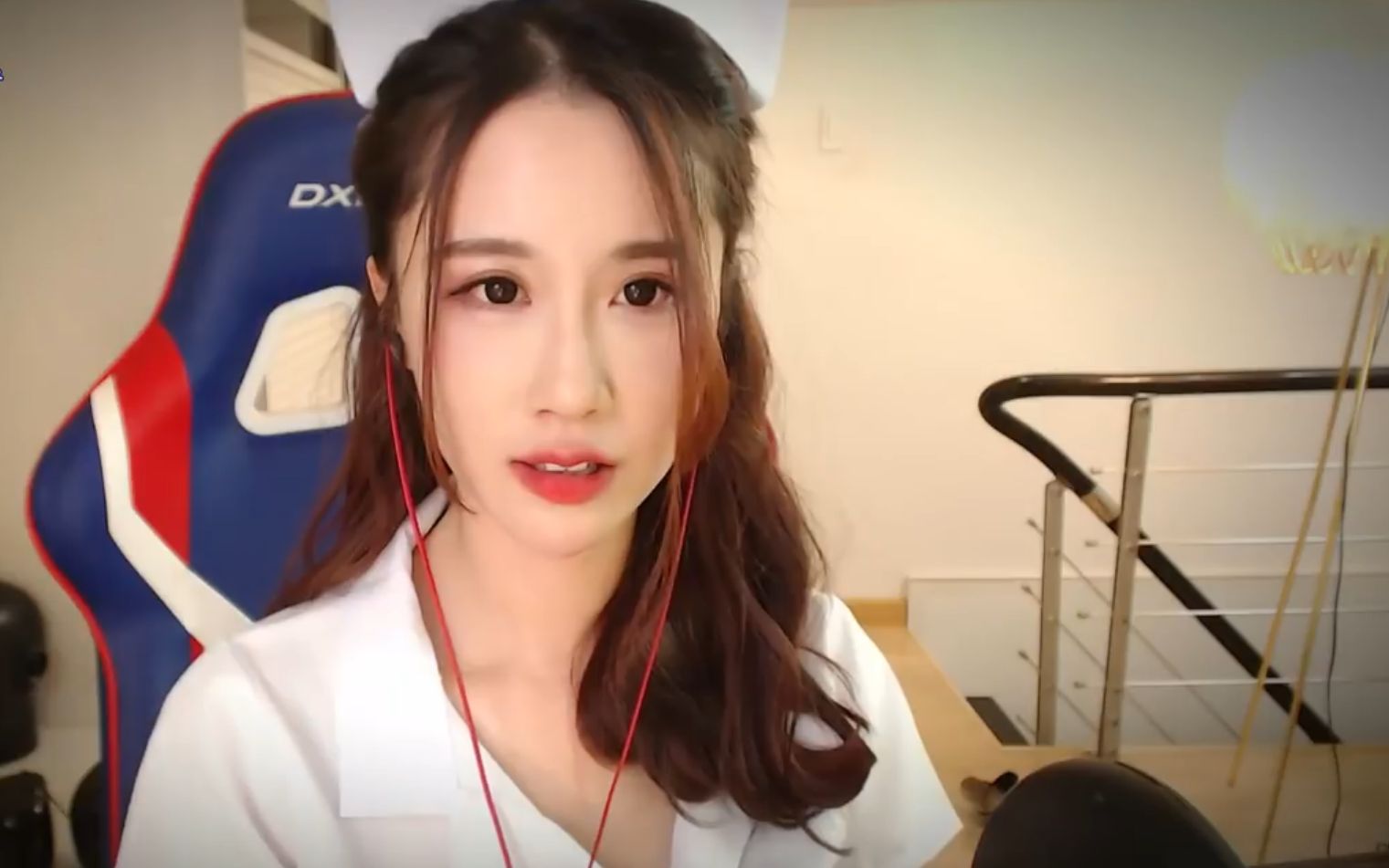 轩子舒服的掏耳吹气