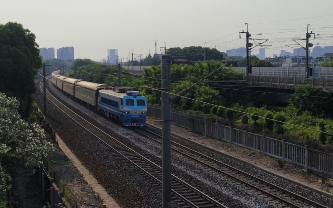 【中国铁路】成为历史,ss8 2001号机车牵引k807次列车通过苏州观景