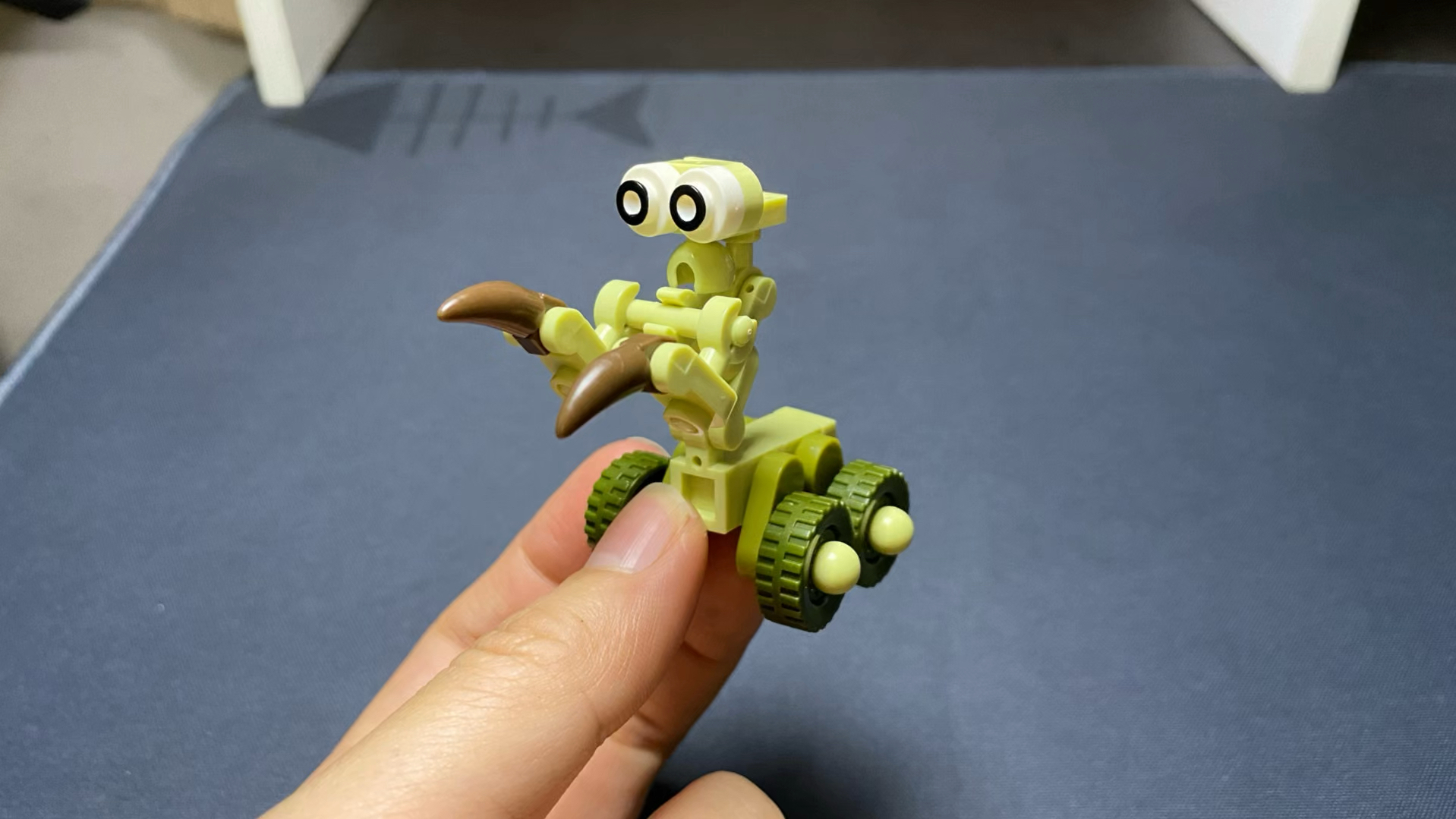 昆虫车来袭!螳螂积木车,让宝宝玩出新花样!