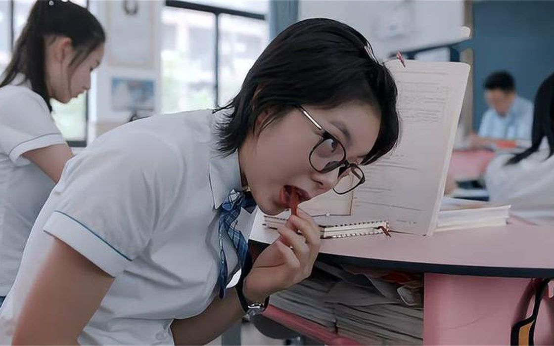 林妙妙上课偷吃辣条,看着贼拉香,隔壁同学都馋哭!
