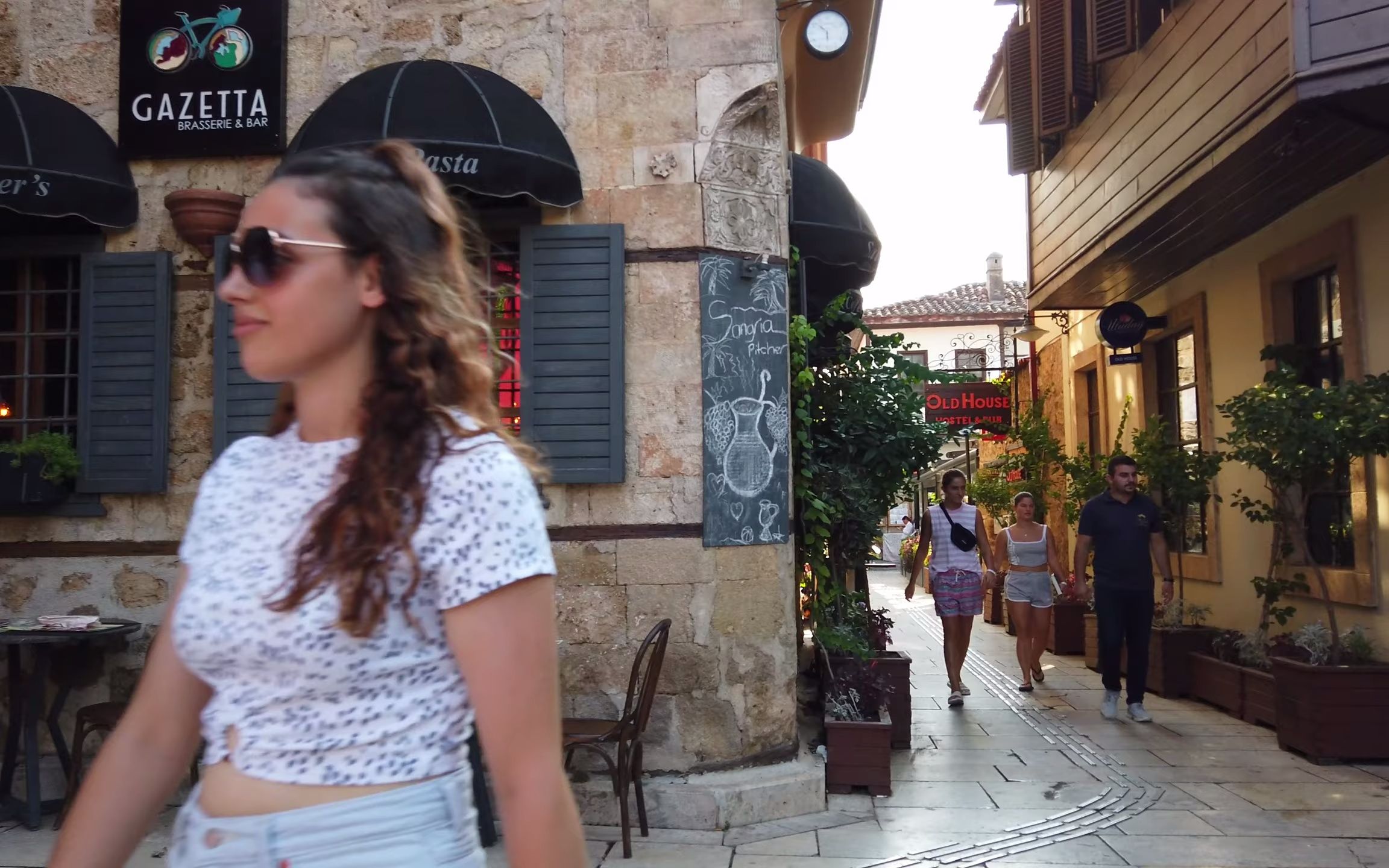 在土耳其的街头散步漫步