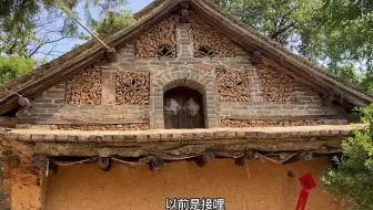 山村老房子有特点，料姜石砌的花墙，伸出了1尺平房沿，少见