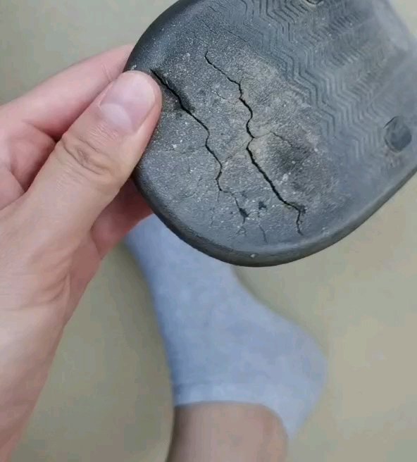 跳绳跳着跳着才发现鞋底子坏了
