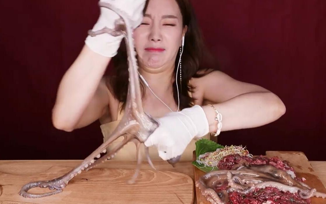 韩国女主播吃活章鱼生牛肉不料反被章鱼触手抓住