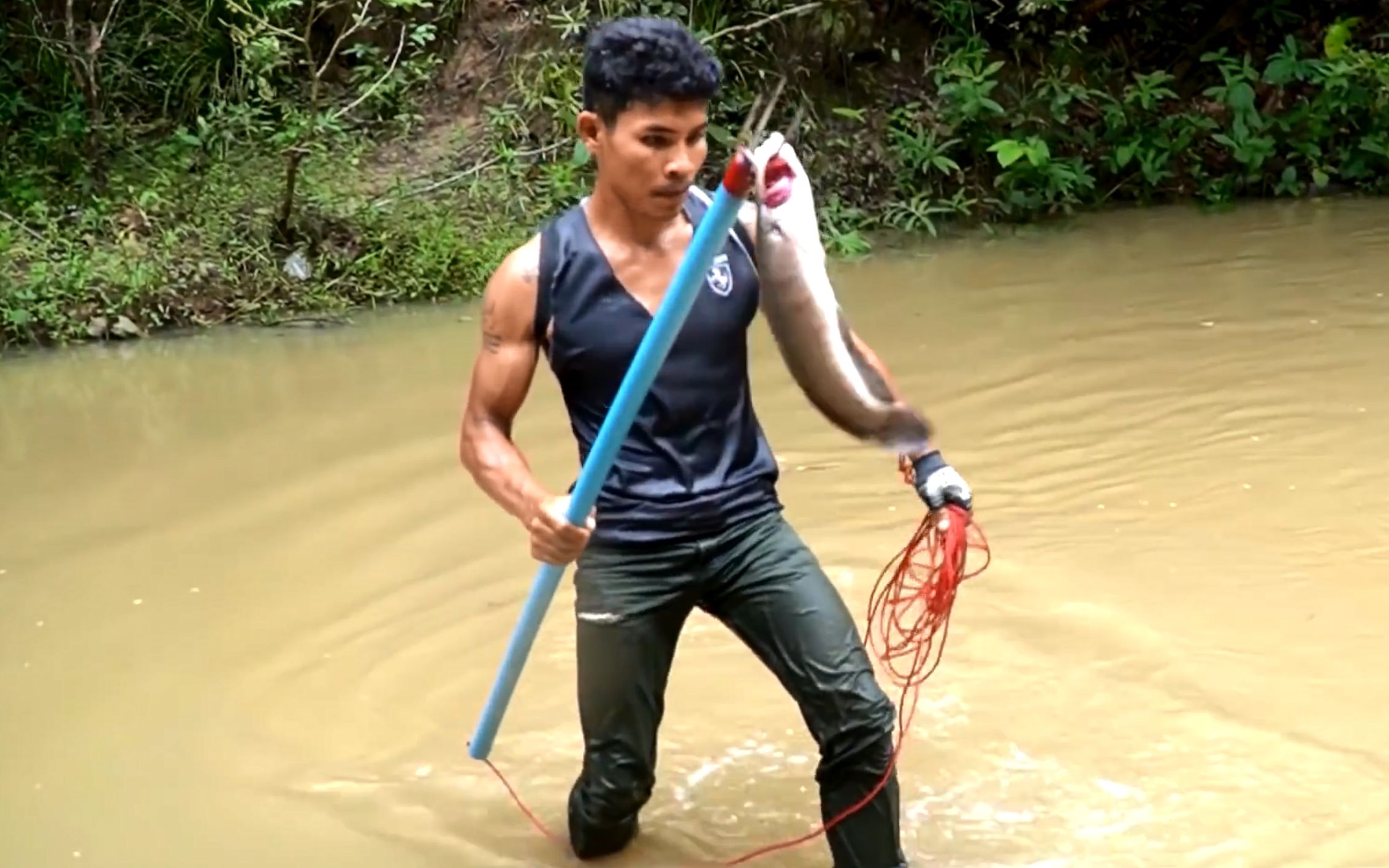 一把自制鱼叉捕鱼相当效果出众,让上鱼的速度增加了一倍不止