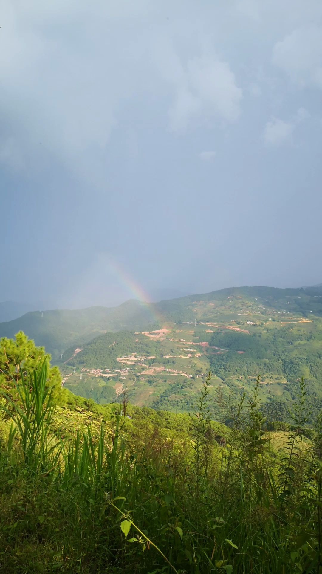 云南景东大朝山东镇下雨前及雨中彩虹