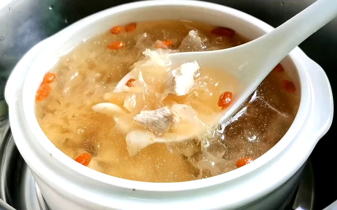 百合瘦肉汤的广东炖法,营养又滋润,学会这个汤家人就不愁过冬了