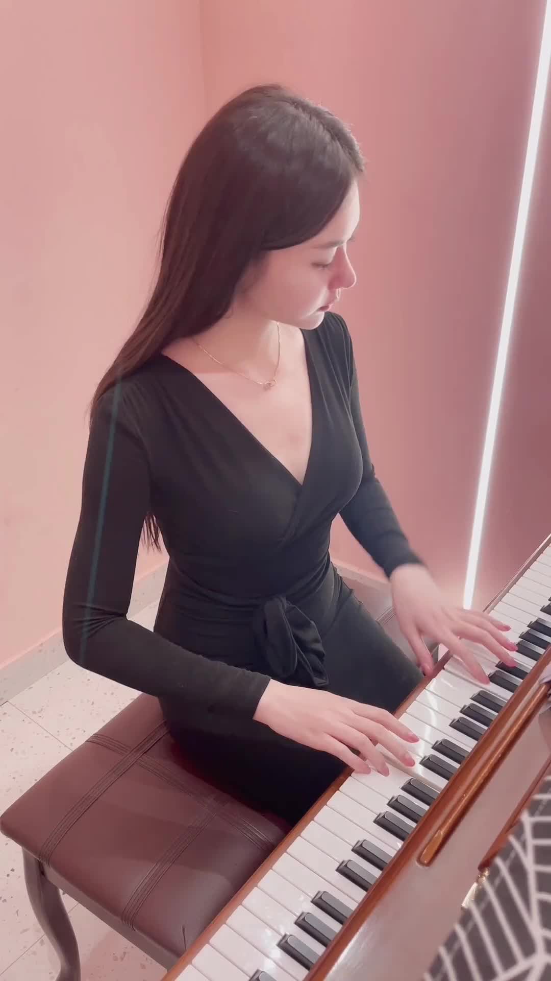 新年快乐越来越好弹钢琴的小姐姐一个人的浪漫钢琴曲弹琴给你听