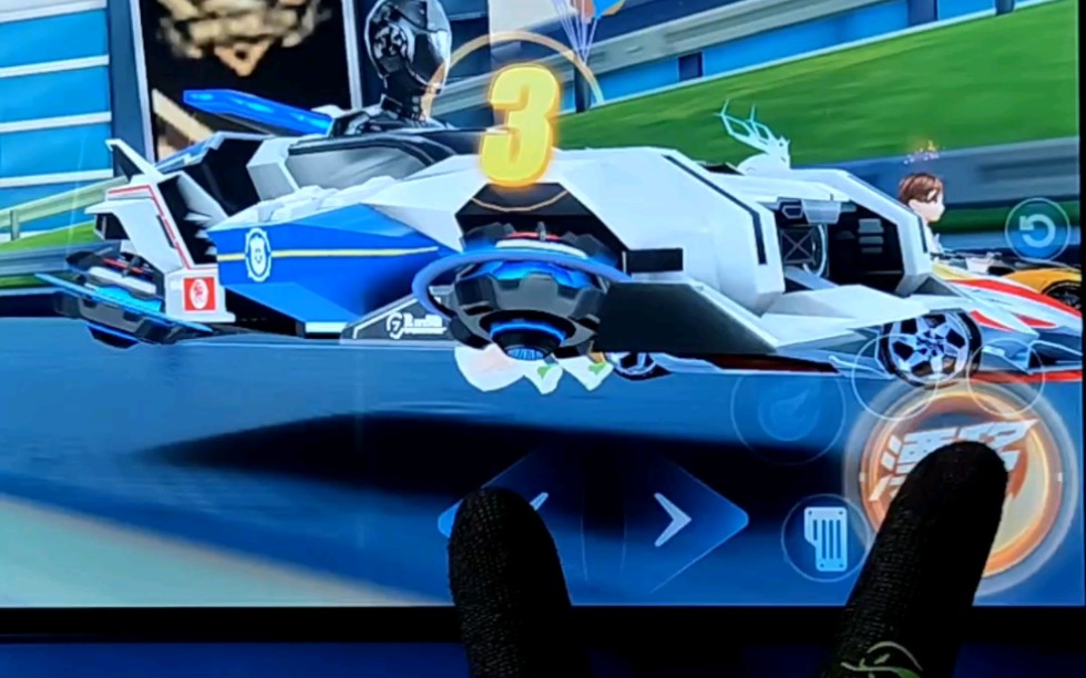 【qq飞车手游】单手玩飞车,小飞车挑战城市网吧让5秒后追第一