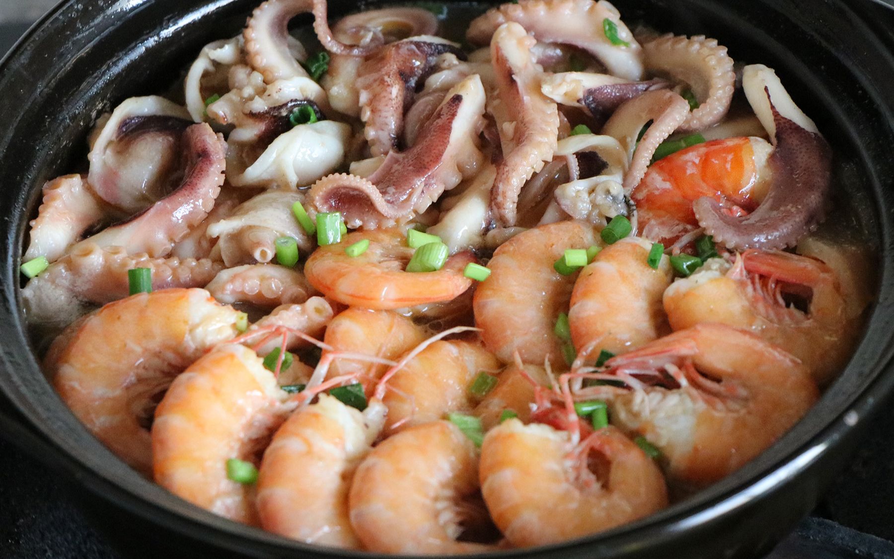 海鲜炖萝卜就喜欢这样吃,热气腾腾,冬天来一锅暖胃又暖心