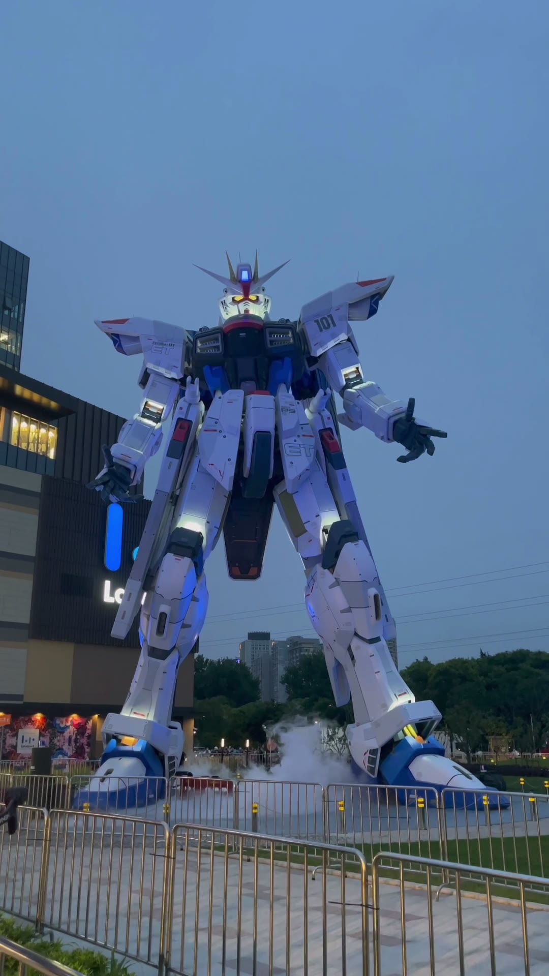 上海18米高的自由高达动起来啦!