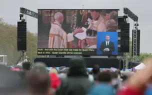 Скачать видео: 卡米拉戴冠英国人反应