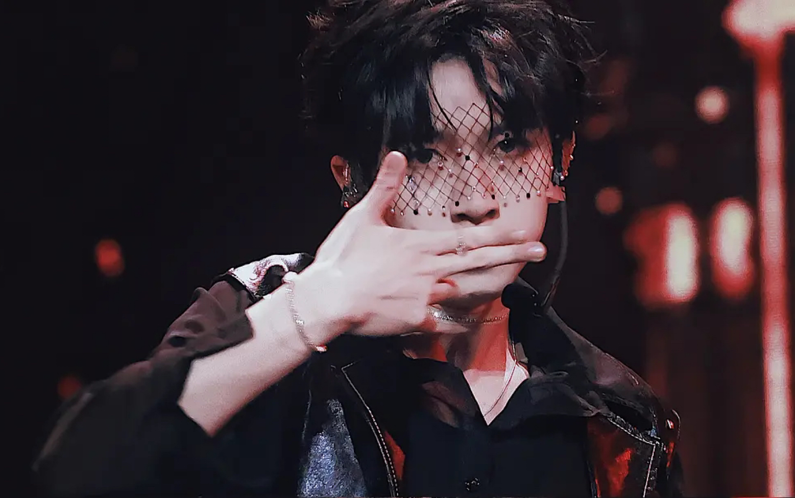 【贺峻霖】小兔子在舞台上驯服戒指全记录|被小贺哥哥的戒指圈粉啦!