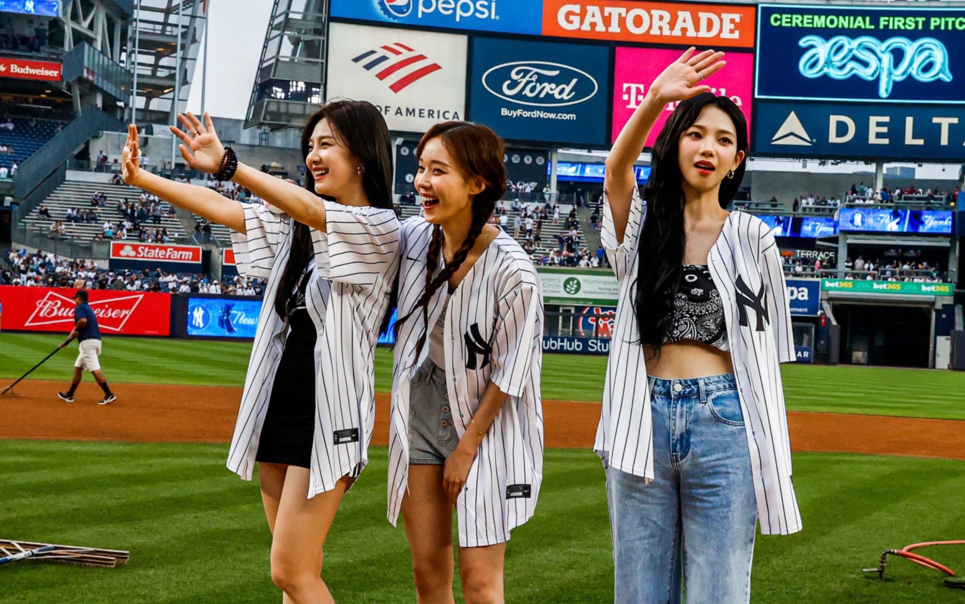 aespa Yankees 球场开球MLB官方直拍+饭拍 230609哔哩哔哩bilibili