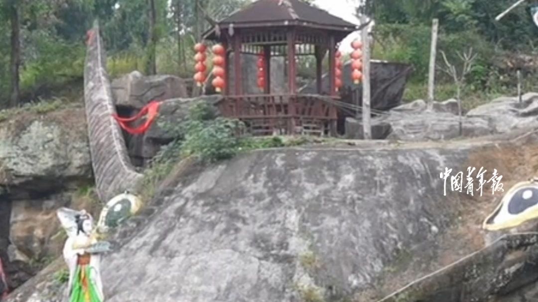 “忆西游主题公园就像一颗榴莲，喜欢的人他就爱不释手！”一座由58岁男子耗时16年“手搓”的私人公园因“抽象”火出圈。