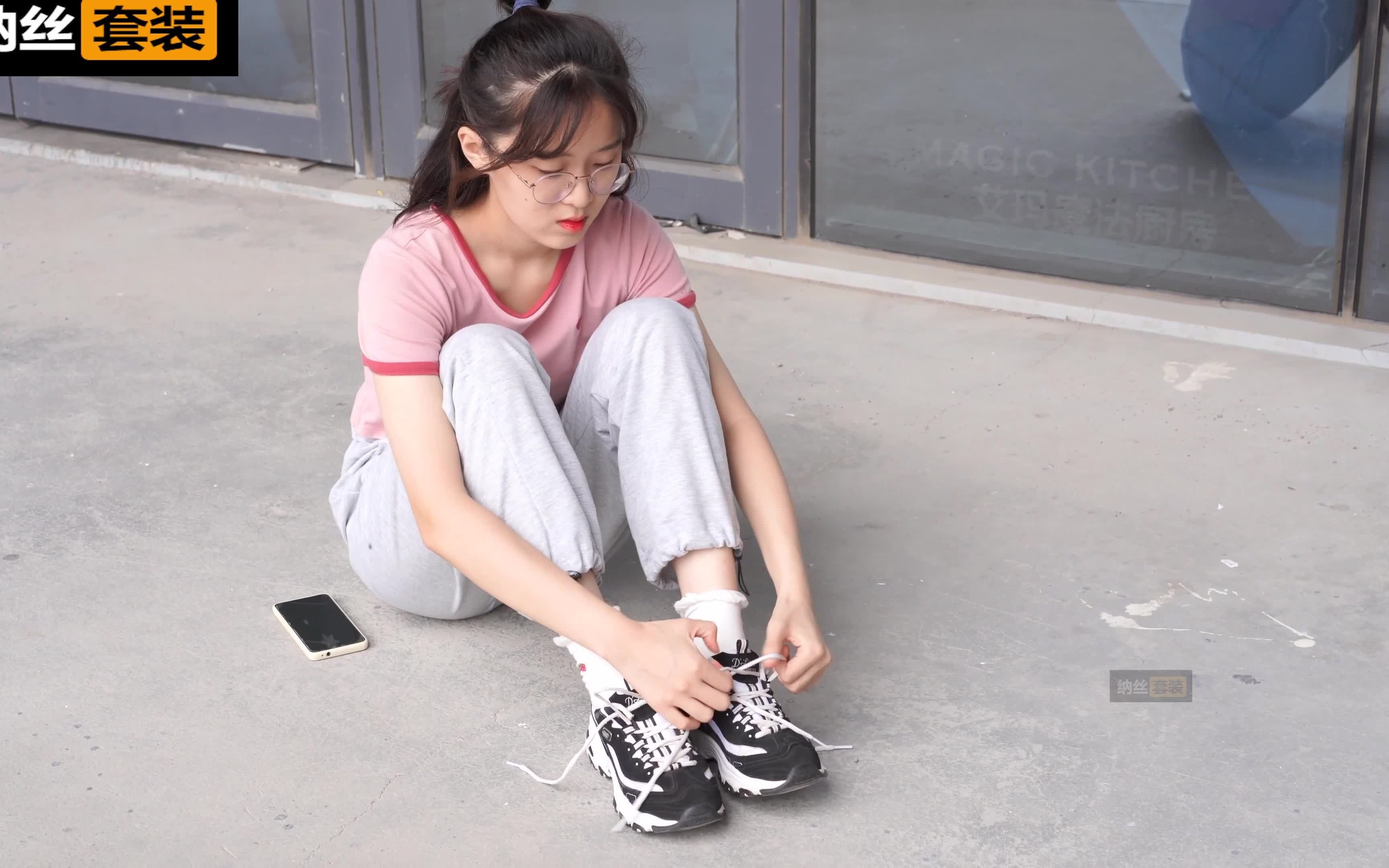 4k 大学眼镜美女运动鞋运动风美腿商拍试穿322