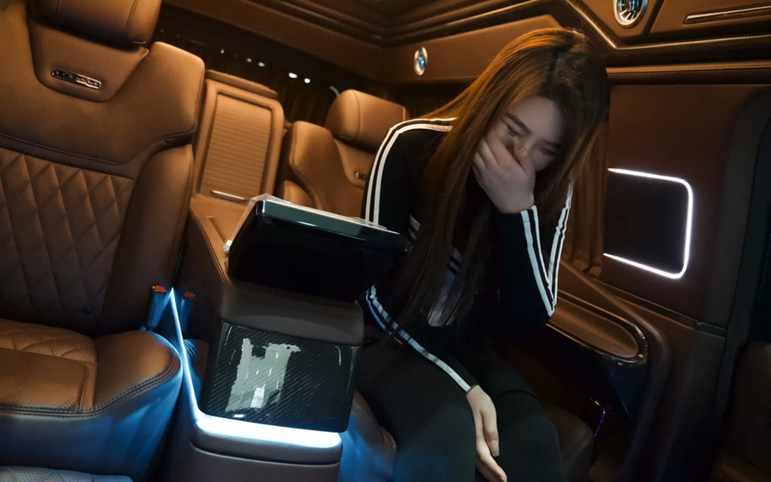 美女销售躺在车里时,整个人竟然这样了!