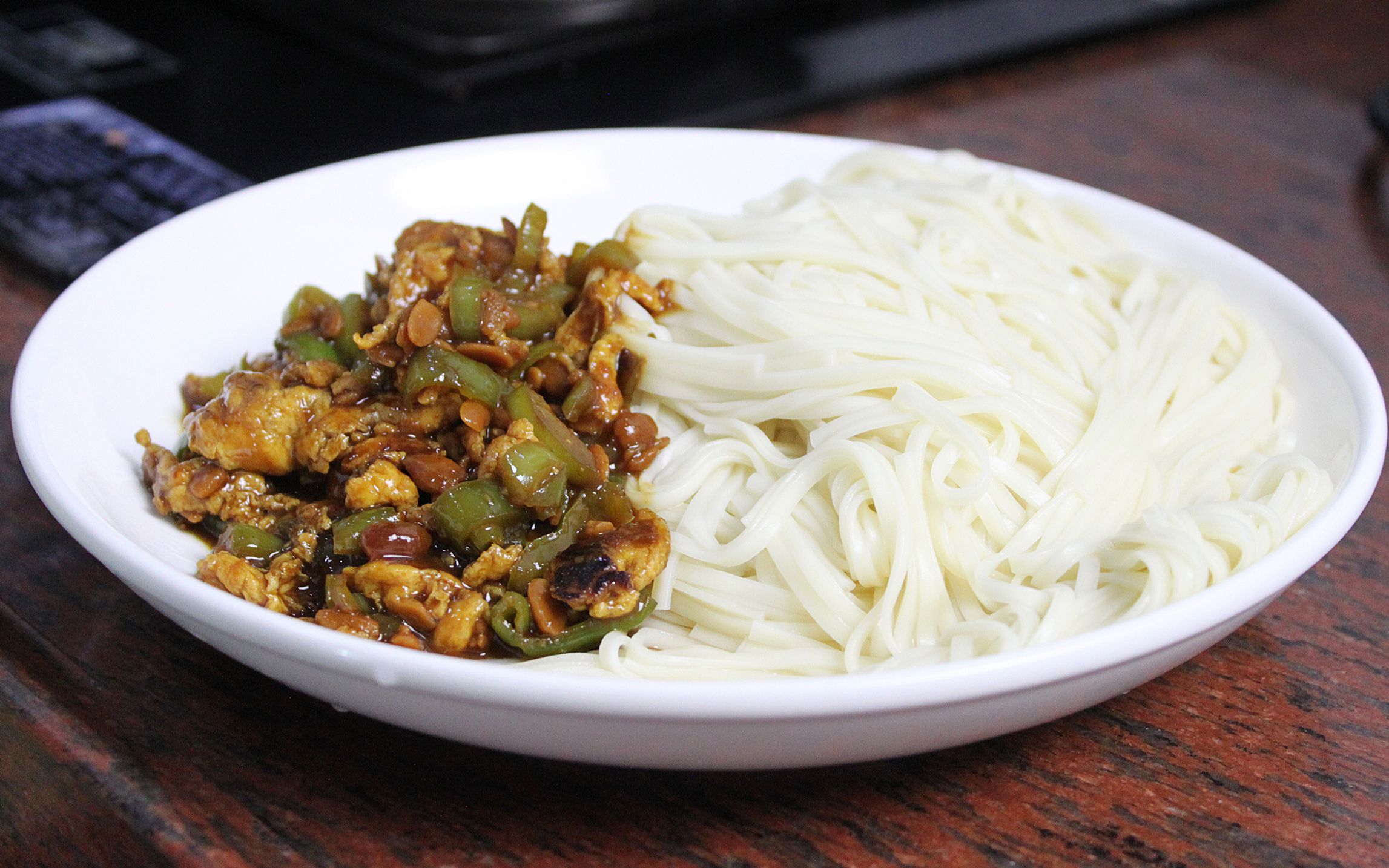 今天来安排了一大碗青椒鸡蛋酱拌面,这面真的是绝了!你们必须要试试