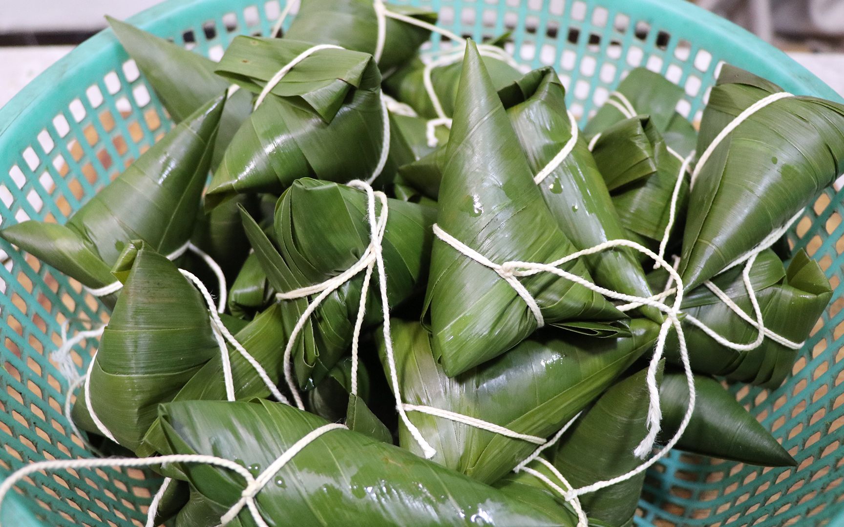 又到了吃粽子的季节,教你在家包粽子,煮粽子的技巧,软糯又紧实