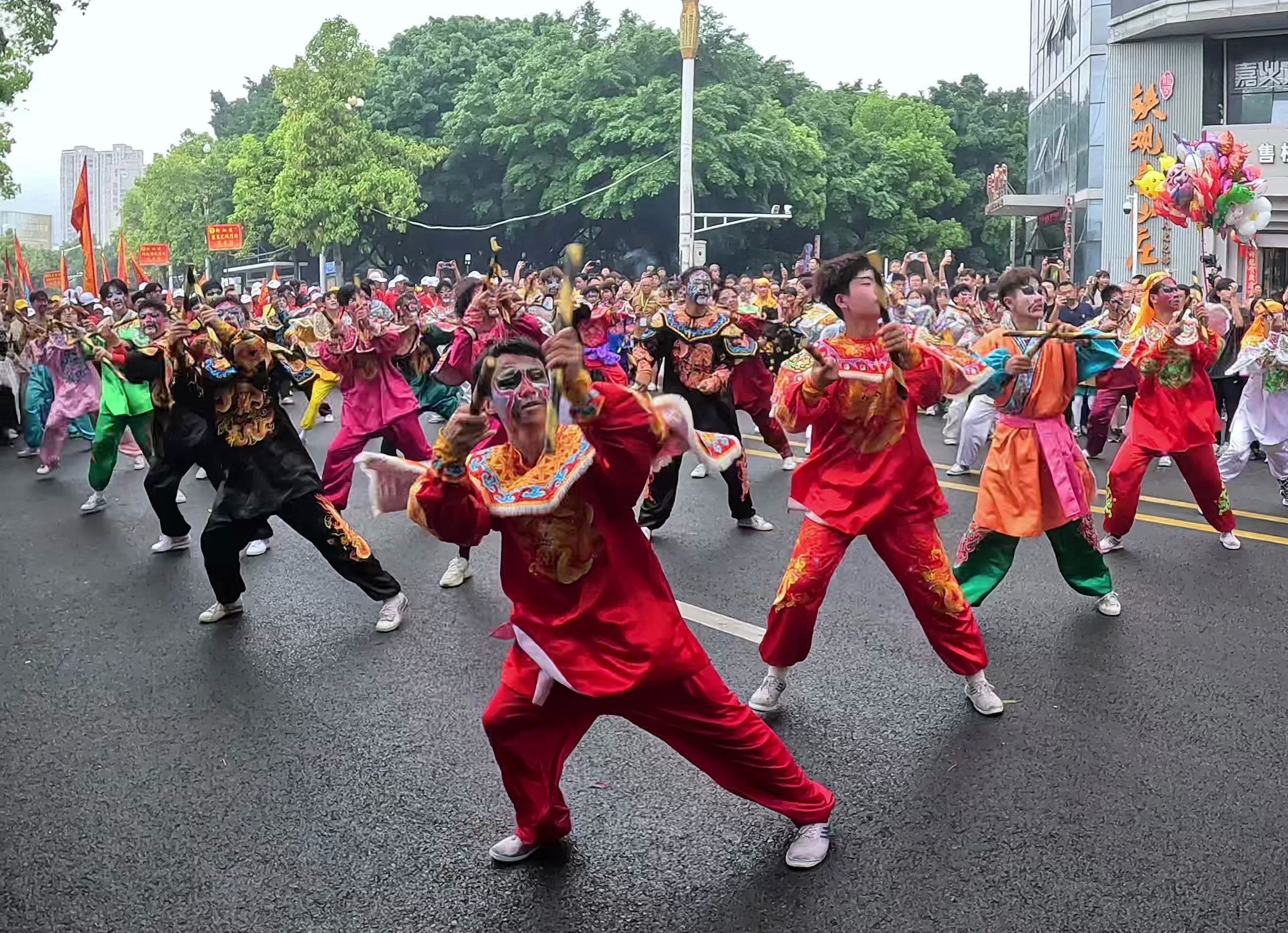 2024安溪城隍庙春巡,邀请的107人英歌舞阵容,现场太燃了哔哩哔哩bilibili