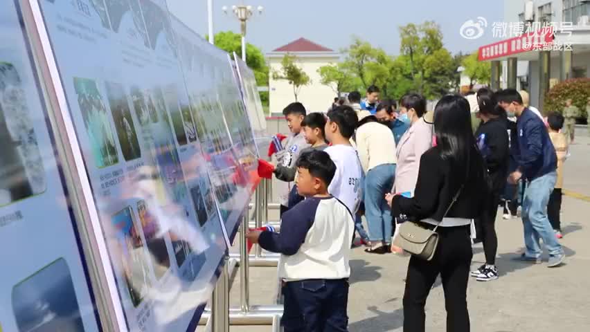 [图]开放军营手牵手，强大国防心连心