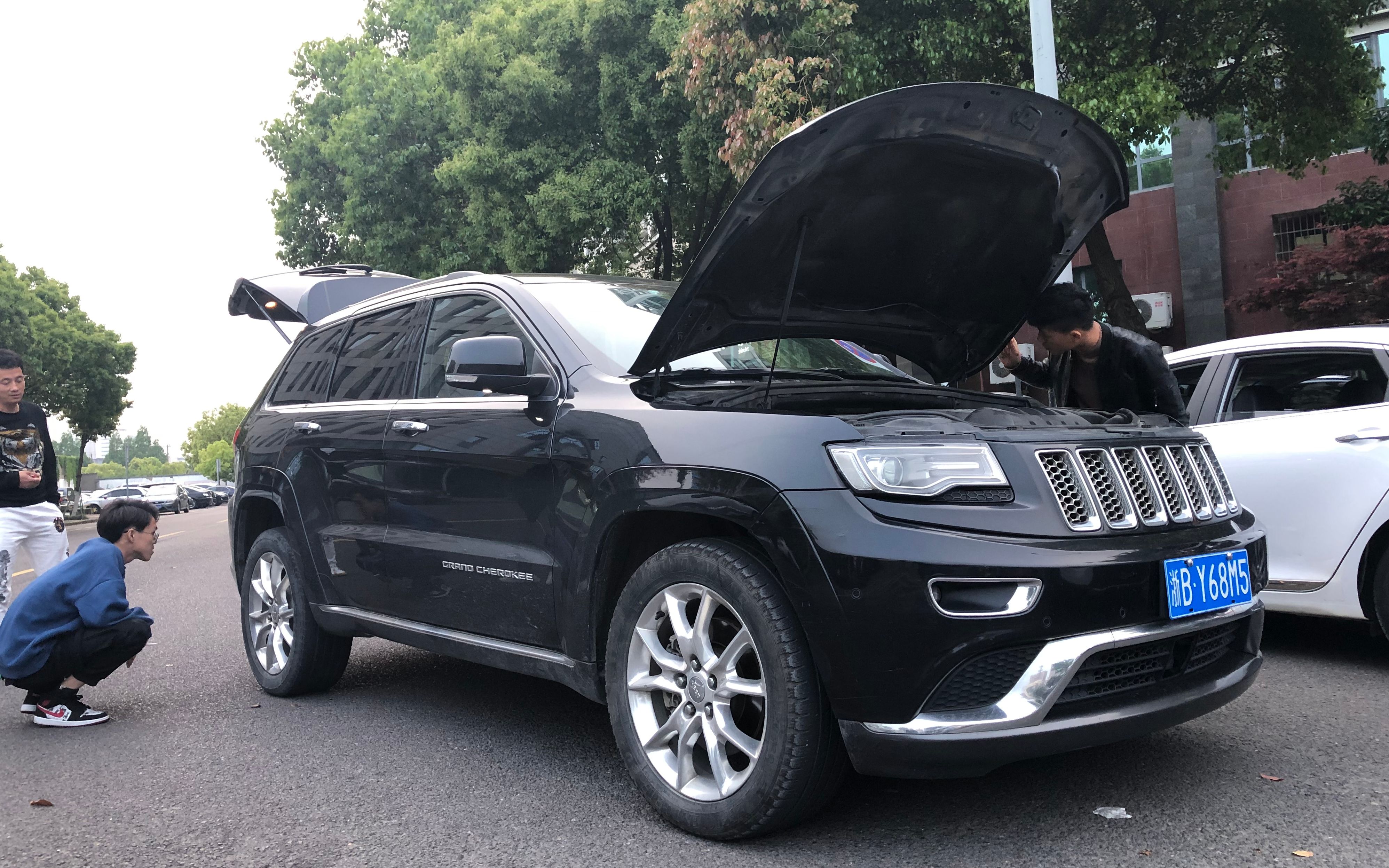 57排量v8的大切诺基新车指导价85万6年多车龄只能卖27万多