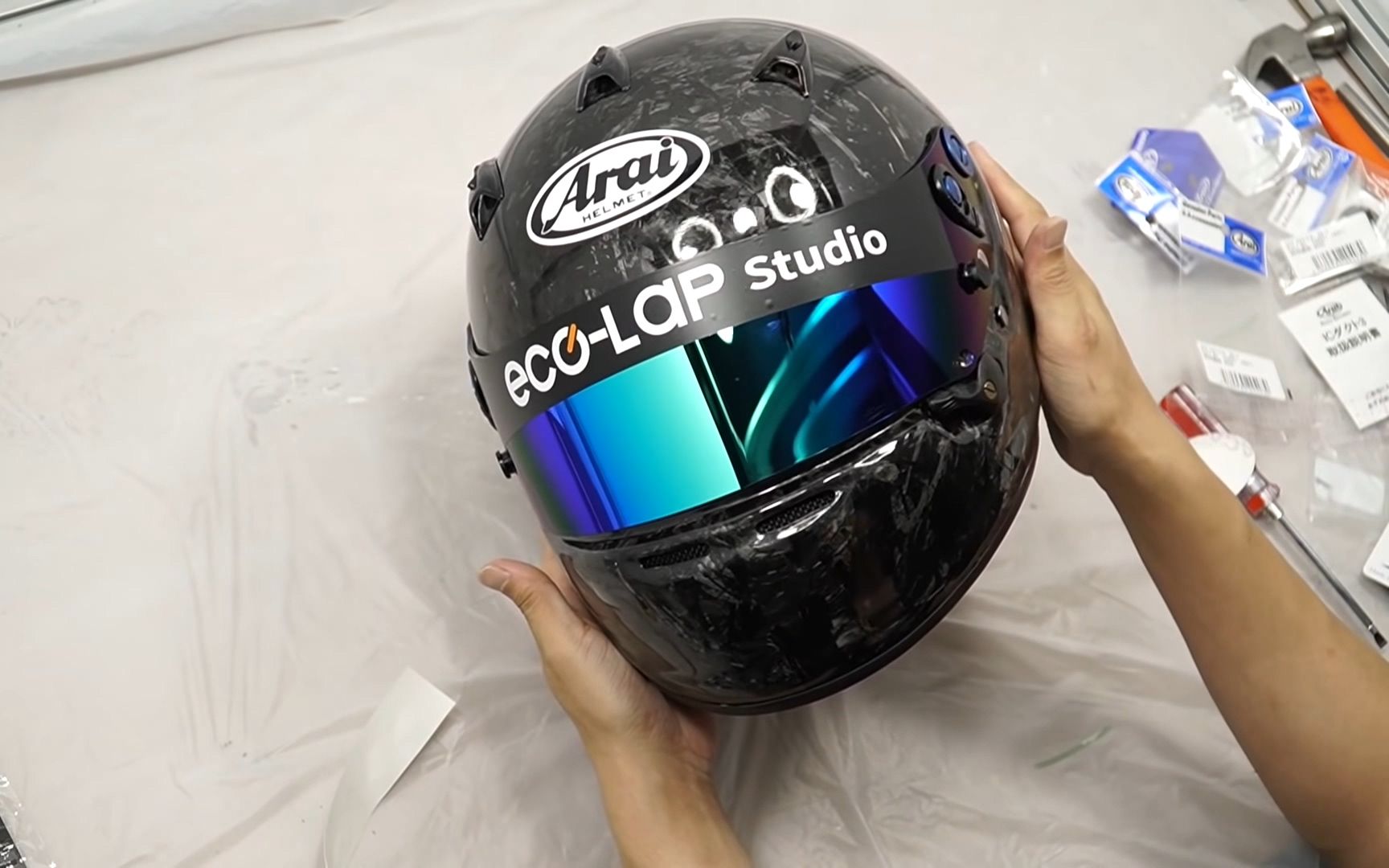 [图]How To Make A Forged Carbon Fiber Helmet [Diy] (Making Split Mold & Helmet)