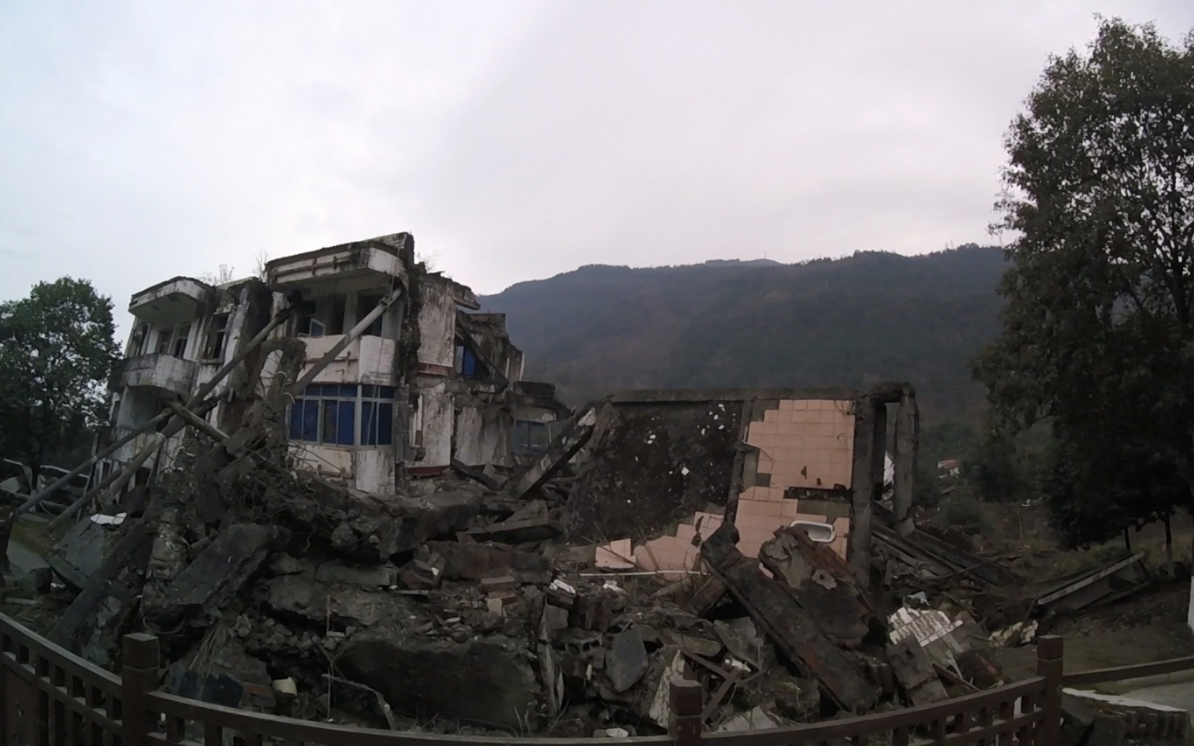 骑行路过北川 512北川老县城地震遗址