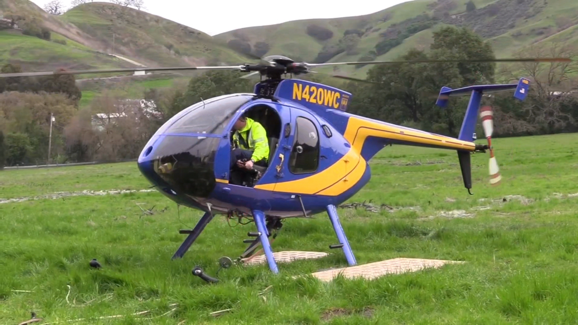 麦道md-500e轻型直升机,电力线维护巡线演示