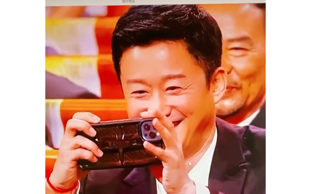 吴京老师笑的好开心啊!