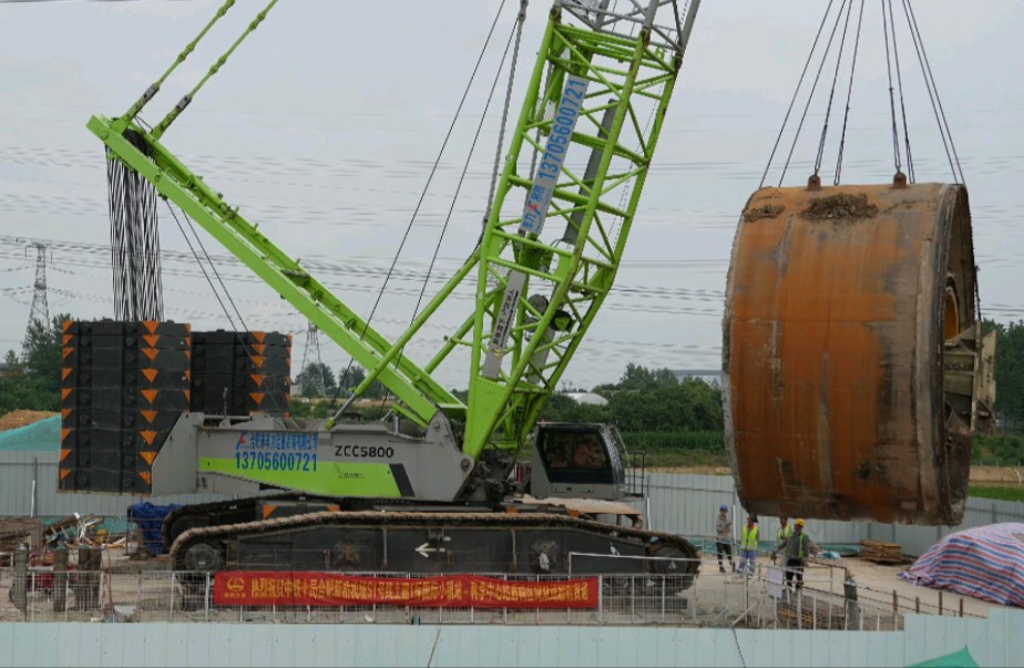 合肥最大的盾构机(s1线),500吨履带式起重机提升盾构机前盾全过程.