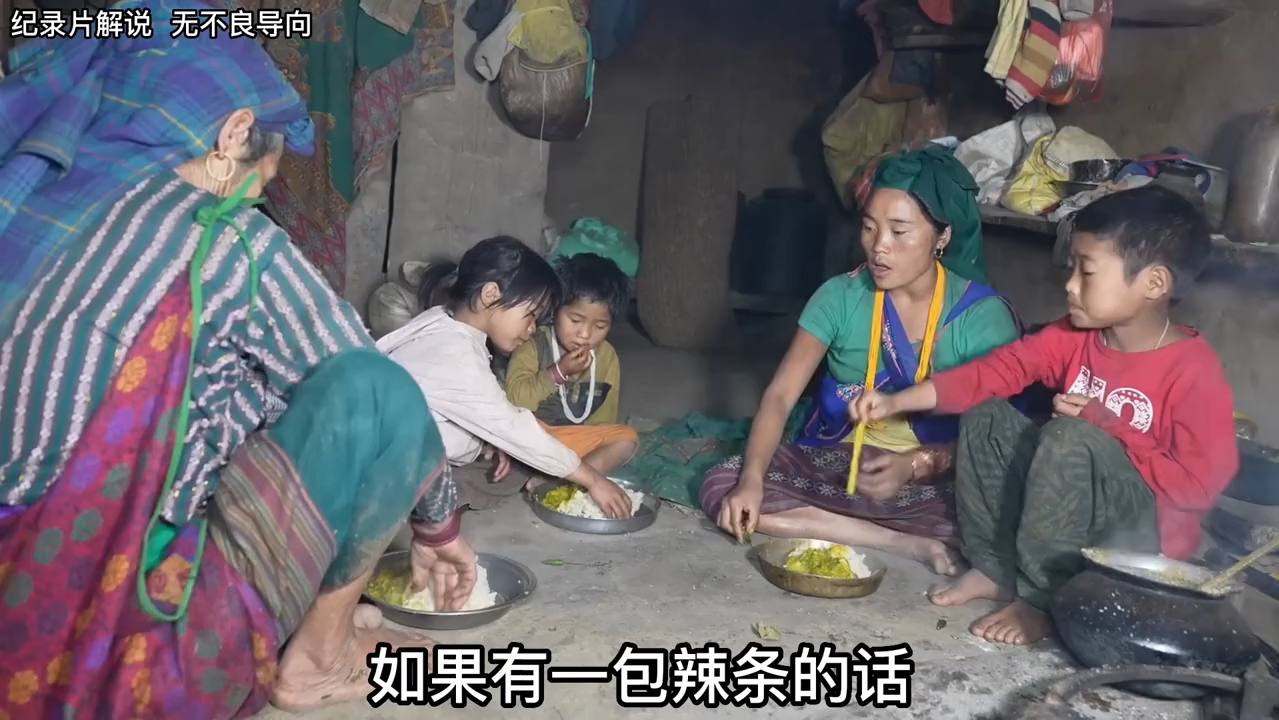 [图]子翠花的婆婆带着好吃的来看望翠花，一家人吃着美食，太幸福了2