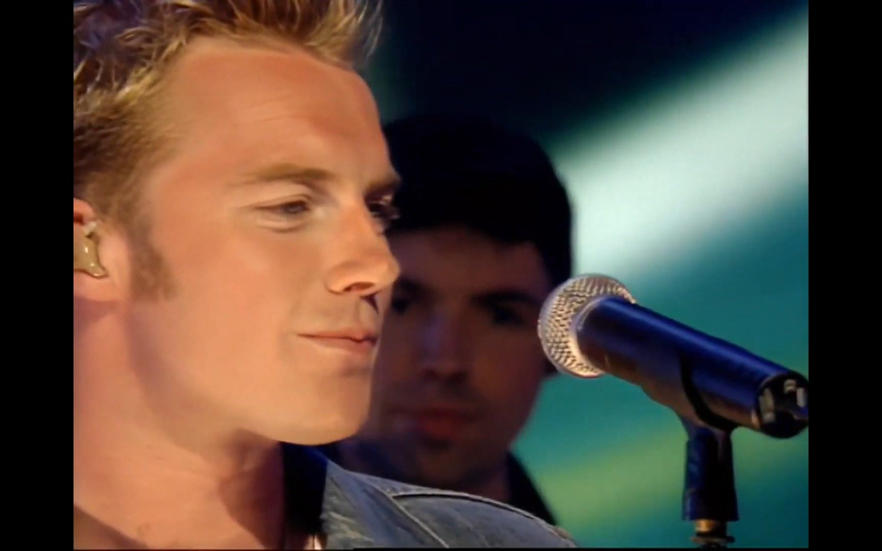 [图]Ronan Keating - Life Is A Rollercoaster - Top Of The Pops 28-07-2000