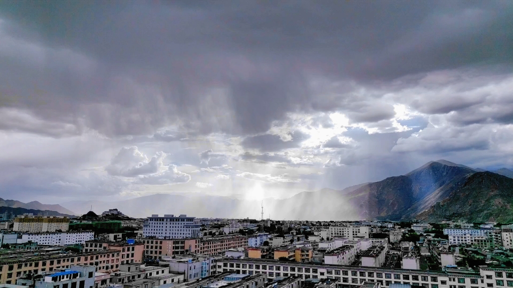 拉萨下雨图片图片